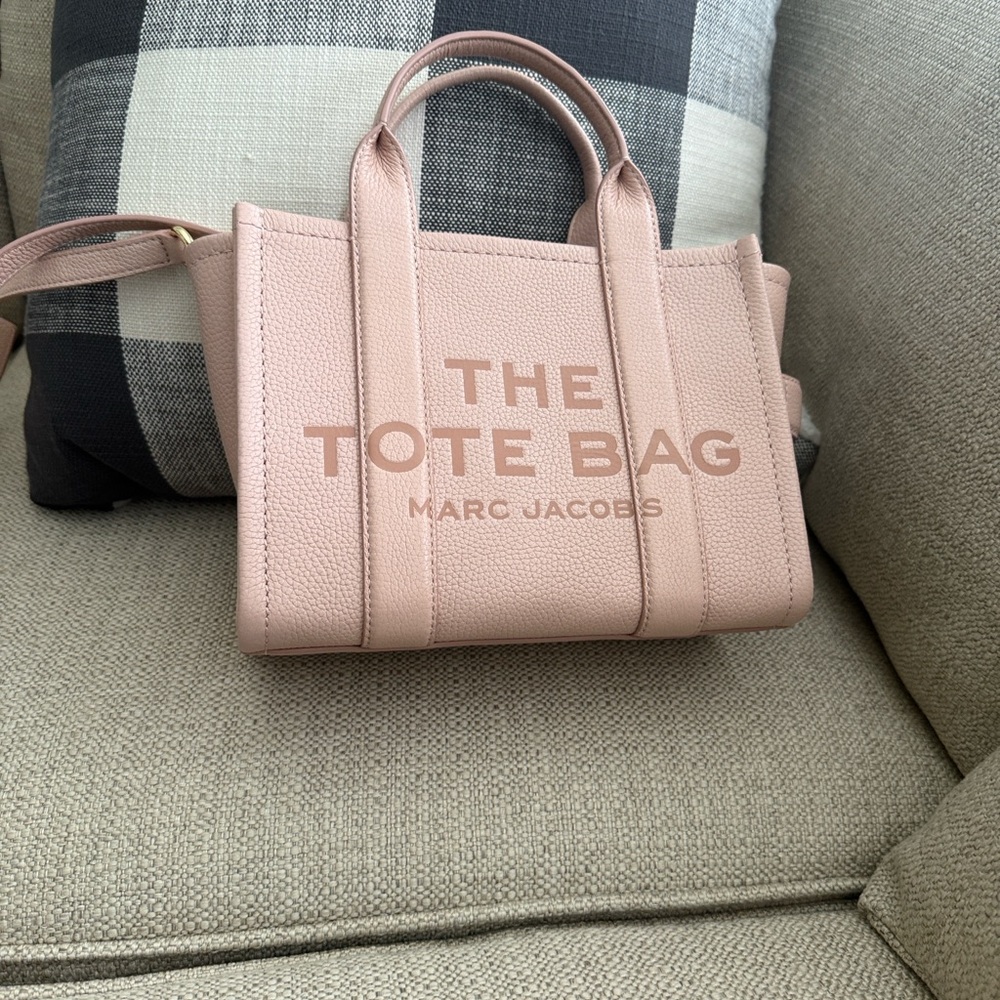 Marc Jacobs THE LEATHER TOTE BAG 
PRICE FIRM PLEASE